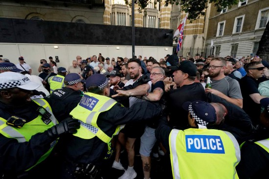 7月31日,在英国伦敦,示威民众与警察发生冲突。新华社/美联