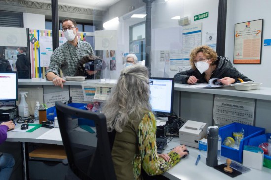 1月15日,人们在西班牙马德里一家诊所内就诊。新华社发(古斯塔沃·巴连特摄)