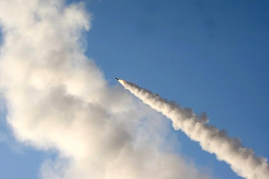 这张2011年6月28日在伊朗中部城市库姆附近拍摄的照片显示,一枚导弹在“伟大先知6”军事演习中发射升空。新华社发