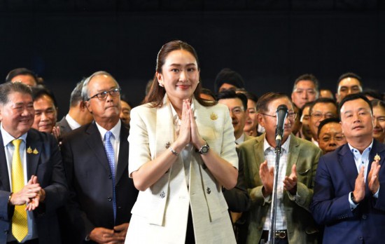 8月16日,在泰国曼谷,佩通坦·钦那瓦(前)当选新一任泰国总理后在为泰党总部出席新闻发布会。新华社发(拉亨摄)