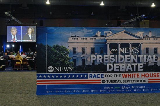 这张9月10日在美国费城总统辩论媒体中心拍摄的视频直播画面显示,美国民主党总统候选人、副总统哈里斯(右)与共和党总统候选人、前总统特朗普在费城参加电视辩论。新华社记者李睿摄