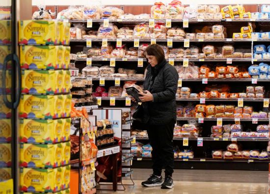 2月13日,顾客在美国加利福尼亚州米尔布雷的一家超市购物。新华社发(李建国摄)