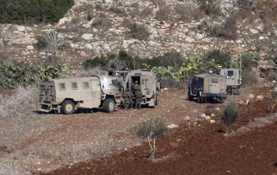 这是12月1日在约旦河西岸北部杰宁地区的赛尔镇开展行动的以军车辆。新华社发(尼达尔·艾仕塔耶摄)