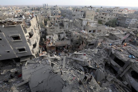 这是12月7日在加沙地带中部努赛赖特难民营拍摄的遭以军轰炸后的建筑废墟。新华社发(里泽克·阿卜杜勒贾瓦德摄)