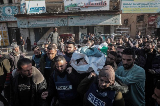 12月16日,人们在加沙地带中部城市代尔拜拉赫为遇难记者艾哈迈德·卢送葬。新华社发(里泽克·阿卜杜勒贾瓦德摄)