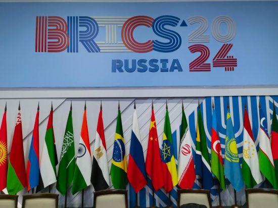 2024年10月24日在俄罗斯喀山拍摄的金砖峰会标识和国旗。(新华社记者 李学仁 摄)