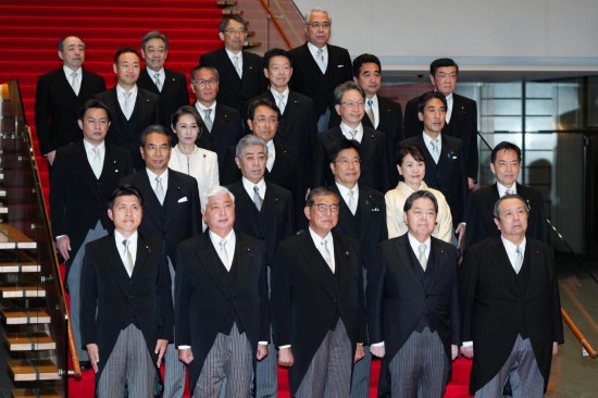 11月11日,日本首相石破茂(前排中)在日本东京的首相官邸率阁僚合影。新华社记者张笑宇摄