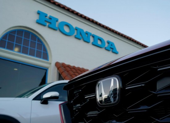 这是2月6日在美国加利福尼亚州伯灵格姆市拍摄的一家本田汽车销售店。新华社发(李建国摄)