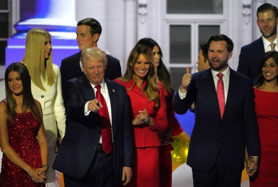 图为万斯(前排右二)2024年7月18日与特朗普(前排左二)在美国威斯康星州密尔沃基市参加共和党全国代表大会的资料照片。新华社记者吴晓凌摄