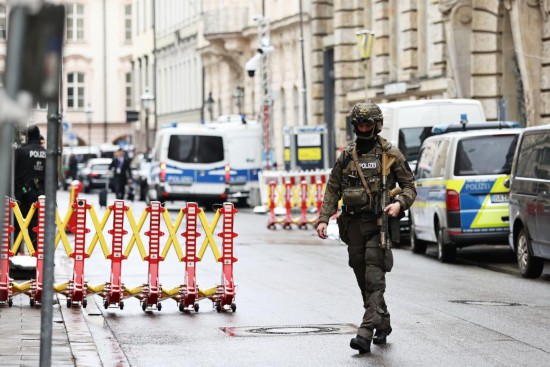 2月14日,警察在德国慕尼黑安全会议主会场外警戒。新华社记者高静摄
