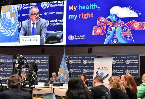 2024年12月10日,世界卫生组织总干事谭德塞在瑞士日内瓦世卫组织总部出席年度新闻发布会并讲话。(新华社记者连漪摄)