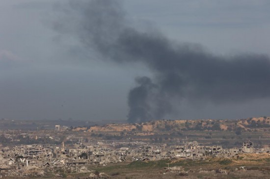   这是1月19日从以色列南部拍摄的加沙地带遭袭情况。新华社发（吉尔·科恩·马根摄）