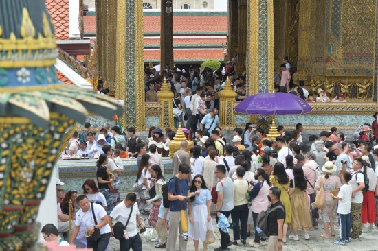 2024年10月3日，中国游客在泰国曼谷大皇宫游览。新华社发（拉亨摄）