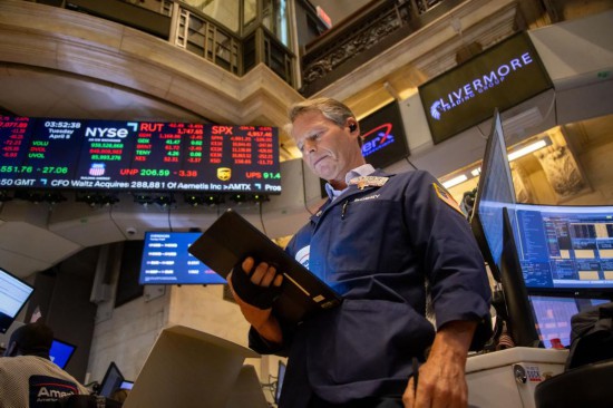   4月8日，交易员在美国纽约证券交易所交易大厅工作。新华社发（郭克摄）