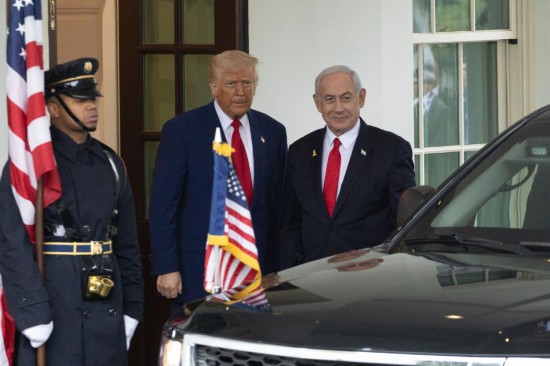 4月7日,美国总统特朗普在华盛顿白宫迎接到访的以色列总理内塔尼亚胡。新华社记者胡友松摄