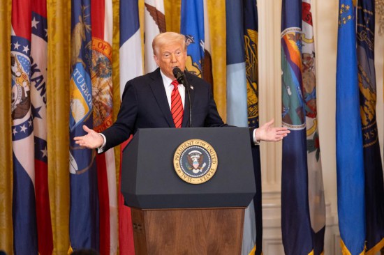 2025年3月20日,美国总统特朗普在华盛顿白宫签署行政令前讲话。新华社记者胡友松摄