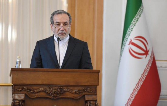 2025年2月25日,在伊朗德黑兰,伊朗外交部长阿拉格齐出席联合新闻发布会。新华社记者沙达提摄