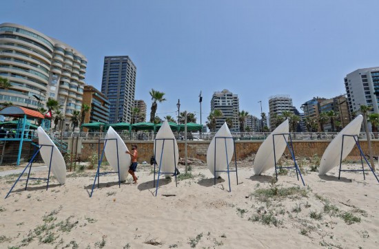 4月30日,游客在黎巴嫩贝鲁特一处公共海滩休闲。新华社发(比拉尔·贾维希摄)