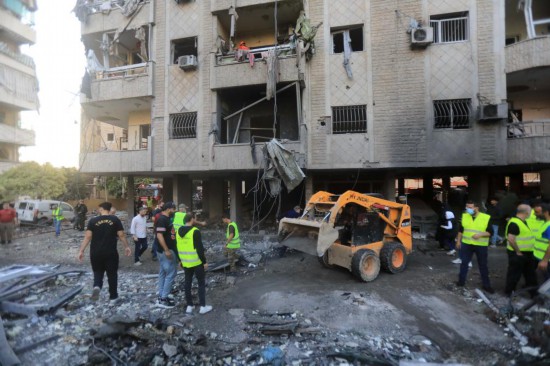 4月27日,在黎巴嫩贝鲁特南郊,人们查看以色列空袭后受损的建筑。新华社发(比拉尔·贾维希摄)