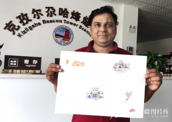 5月25日,2025上合组织国家青年文化交流营(南疆线)的嘉宾们参观了克孜尔尕哈烽燧。巴基斯坦国际新闻通讯社中国新闻办公室编辑哈瓦贾·哈马扎·伊克巴尔盖上了克孜尔尕哈烽燧纪念章,留作纪念。