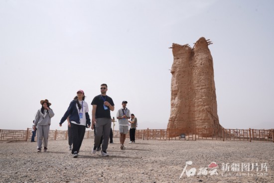 5月25日,2025上合组织国家青年文化交流营(南疆线)的嘉宾们参观了克孜尔尕哈烽燧。