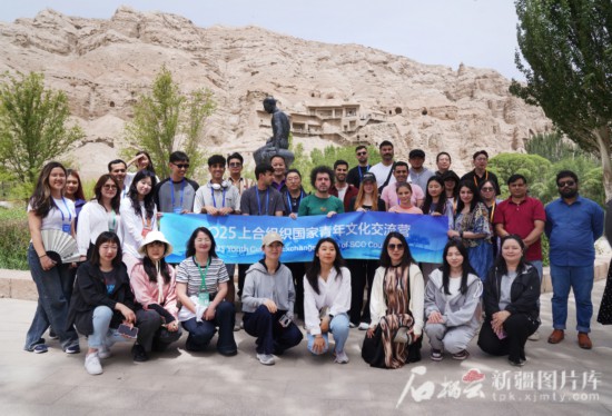 5月25日,2025上合组织国家青年文化交流营(南疆线)的嘉宾们参访了克孜尔千佛洞并留影。