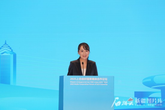 5月23日,在2025上合组织国家媒体合作论坛青年文化交流营活动中,人民日报社记者阿尔达克·塔巴拉克发言。石榴云/新疆日报记者 李雄心摄