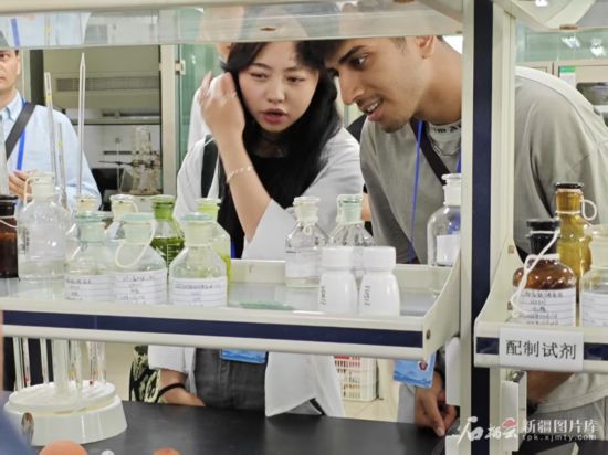 5月26日,2025上合组织国家媒体合作论坛嘉宾参观新奇康药业股份有限公司实验室。石榴云/新疆日报记者 宋海波摄