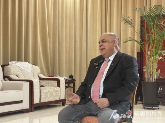 上合组织副秘书长索海尔·汗在专访中。石榴云/新疆日报记者 刘翔摄