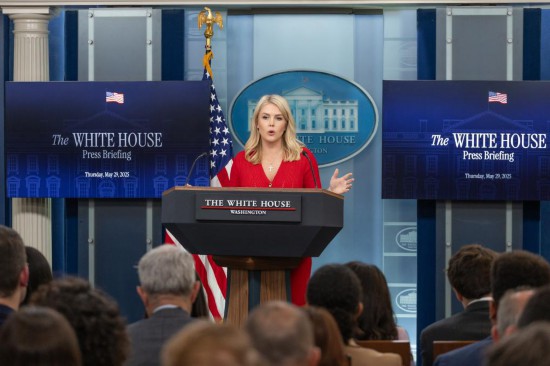 5月29日,在美国华盛顿白宫,白宫新闻秘书卡罗琳·莱维特出席记者会。新华社记者胡友松摄