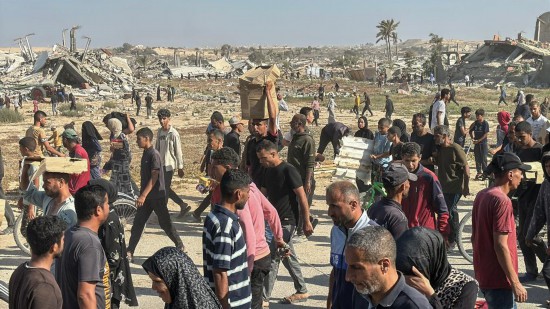 5月27日,在加沙地带南部城市拉法,民众从“加沙人道主义基金会”运营的一个物资分发中心领取救援物资(手机照片)。新华社发(里泽克·阿卜杜勒贾瓦德摄)