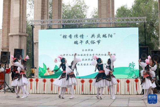 5月30日，在吉尔吉斯斯坦比什凯克，人们在比什凯克国立大学举行的“粽香传情·共庆端阳”端午民俗节上表演吉尔吉斯舞蹈《百灵鸟》。新华社发（罗曼摄）