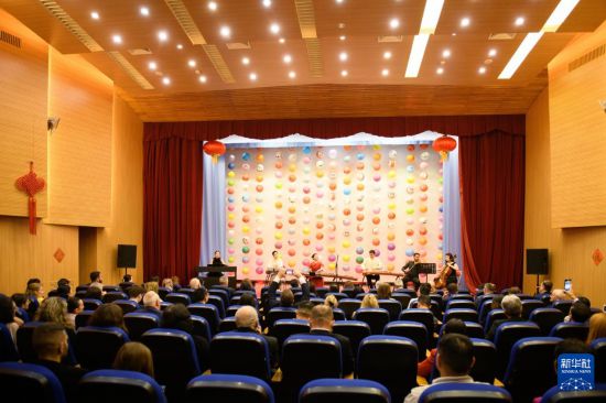 5月30日，在罗马尼亚首都布加勒斯特，中国古筝演奏家与罗马尼亚音乐家在“对话·知音——用音乐与世界对话”中国古筝音乐会上共同演奏《春江花月夜》。新华社发（傅永山摄）