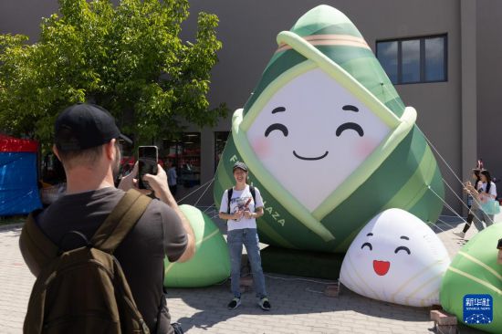 5月31日，在匈牙利布达佩斯，当地民众参加端午节活动。新华社发（弗尔季·奥蒂洛摄）