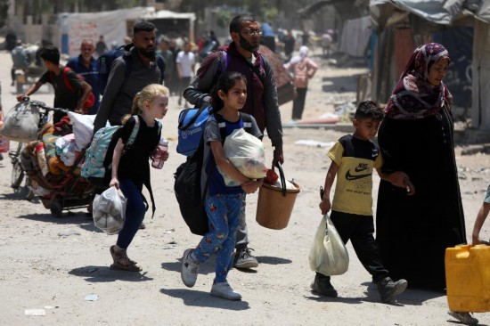 5月30日,在加沙地带北部杰巴利耶难民营,巴勒斯坦人逃离家园。新华社发(里泽克·阿卜杜勒贾瓦德摄)