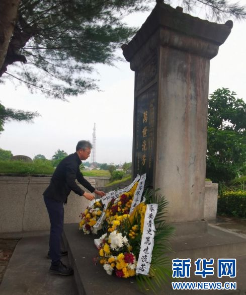 6月20日,中国驻印尼大使王鲁彤向“九·二〇”抗日英雄纪念碑敬献花篮并整理缎带。(中国驻印尼大使馆供图)