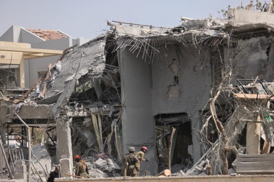 这是6月22日在以色列中部内斯齐约纳拍摄的在导弹袭击中被毁的建筑。新华社发(贾马尔·阿瓦德摄)