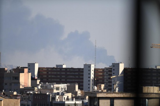 这是6月17日在伊朗首都德黑兰市区拍摄的浓烟。新华社记者沙达提摄