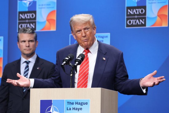 6月25日,在荷兰海牙,美国总统特朗普(前)在北约峰会后出席记者会。新华社记者赵丁喆摄