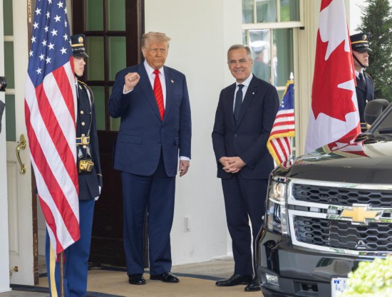 　　5月6日，美国总统特朗普在华盛顿白宫会见到访的加拿大总理卡尼（右一），双方在一起会见记者时围绕“吞并加拿大”、关税等话题“礼貌交火”。图为特朗普当天在白宫迎接卡尼。新华社记者 胡友松 摄