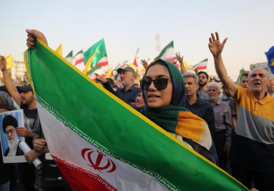 6月24日,民众在伊朗首都德黑兰革命广场庆祝伊以停火。新华社发