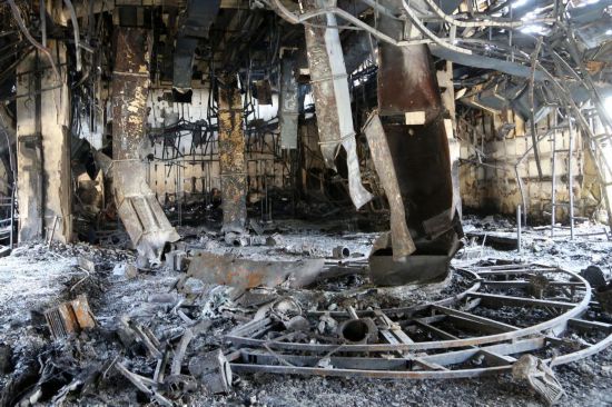 　　这是6月19日在德黑兰拍摄的伊朗伊斯兰共和国广播电视台大楼被袭后的场景。新华社发