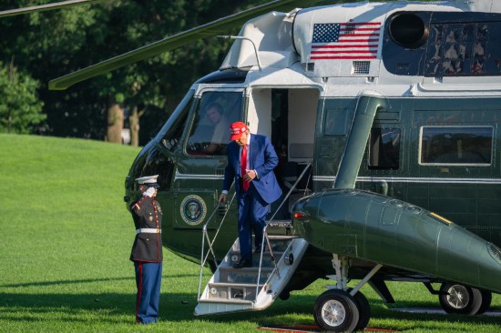 　　6月21日，美国总统特朗普返回华盛顿白宫。新华社记者 胡友松 摄