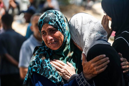 6月25日，巴勒斯坦人在加沙城一所医院悼念以军袭击中的遇难者。新华社发（马哈茂德·扎基摄）