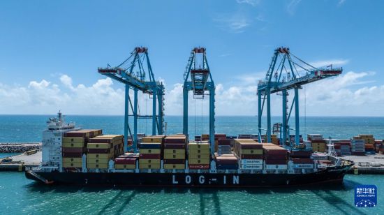 这是5月8日在巴西塞阿拉州的佩森港拍摄的一艘集装箱货轮（无人机照片）。新华社记者 王天聪 摄