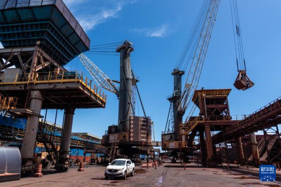 5月8日，在巴西塞阿拉州佩森港，工人进行矿石装船作业。新华社记者 王天聪 摄