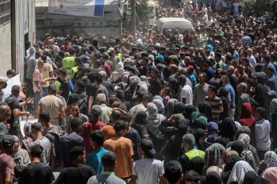 6月26日，巴勒斯坦人在加沙城等待领取援助物资。新华社发（里泽克·阿卜杜勒贾瓦德摄）