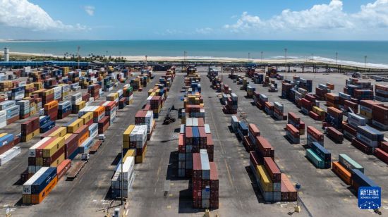 这是5月8日在巴西塞阿拉州的佩森港拍摄的集装箱堆场（无人机照片）。新华社记者 王天聪 摄