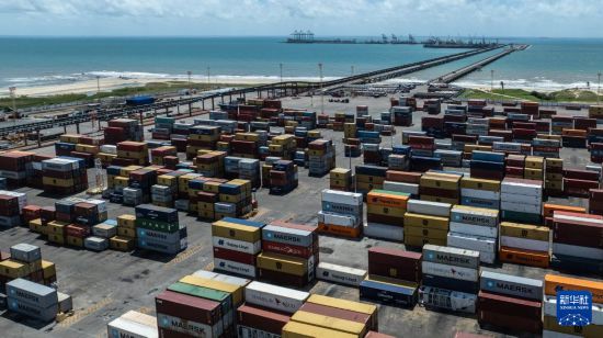 这是5月8日在巴西塞阿拉州的佩森港拍摄的集装箱堆场（无人机照片）。新华社记者 王天聪 摄