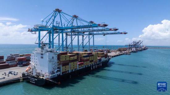 这是5月8日在巴西塞阿拉州的佩森港拍摄的集装箱货轮和集装箱码头（无人机照片）。新华社记者 王天聪 摄